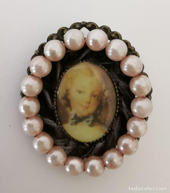 Joaillerie: JOY166 BROCHE COLGANTE VINTAGE CON RETRATO. METAL, S&Iacute;MIL DE PERLAS Y TERCIOPELO. ESPA&Ntilde;A. A&Ntilde;OS 90