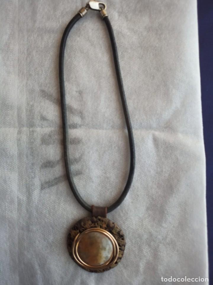 Joaillerie: Collar vintage de cuero y piedra natural.1980