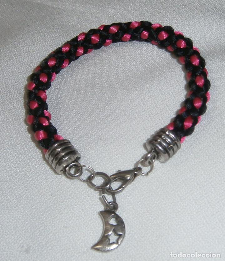 Schmuck: pulsera trenzada en seda y cierre de metal con colgante de luna