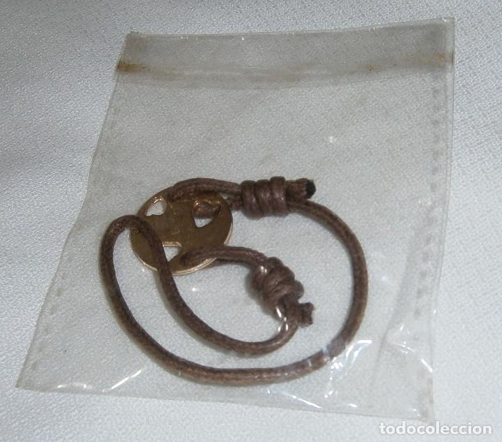 Joalharia: pulsera cuero y metal dorado