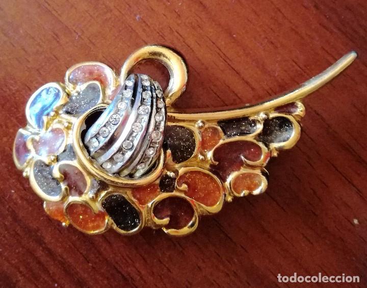 Joalharia: BROCHE CON ESMALTES y STRASS CHAPADO EN ORO. FIRMADO 'SG'