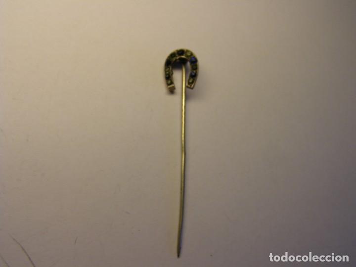 Joaillerie: Aguja decorativa en forma de herradura con pedrer&iacute;a.