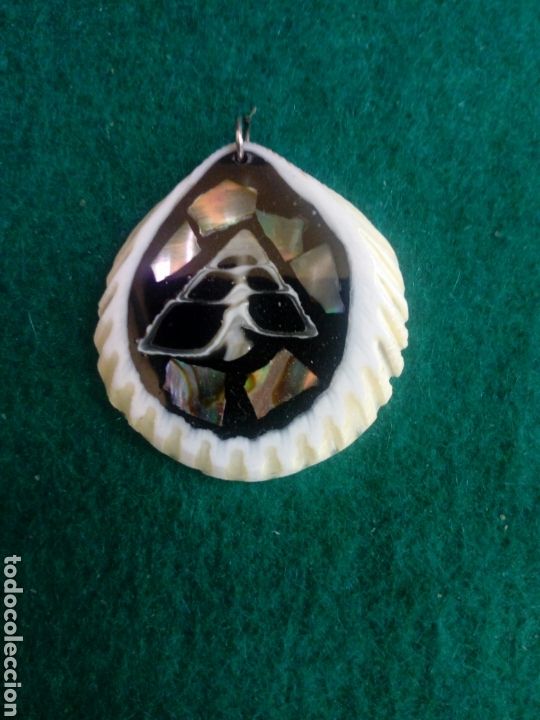 Joaillerie: Colgante de pasta con incrustaciones de madre perla n&aacute;car