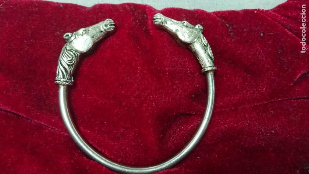 Joyeria: BONITO BRAZALETE MET&Aacute;LICO CON CABEZAS DE CABALLO