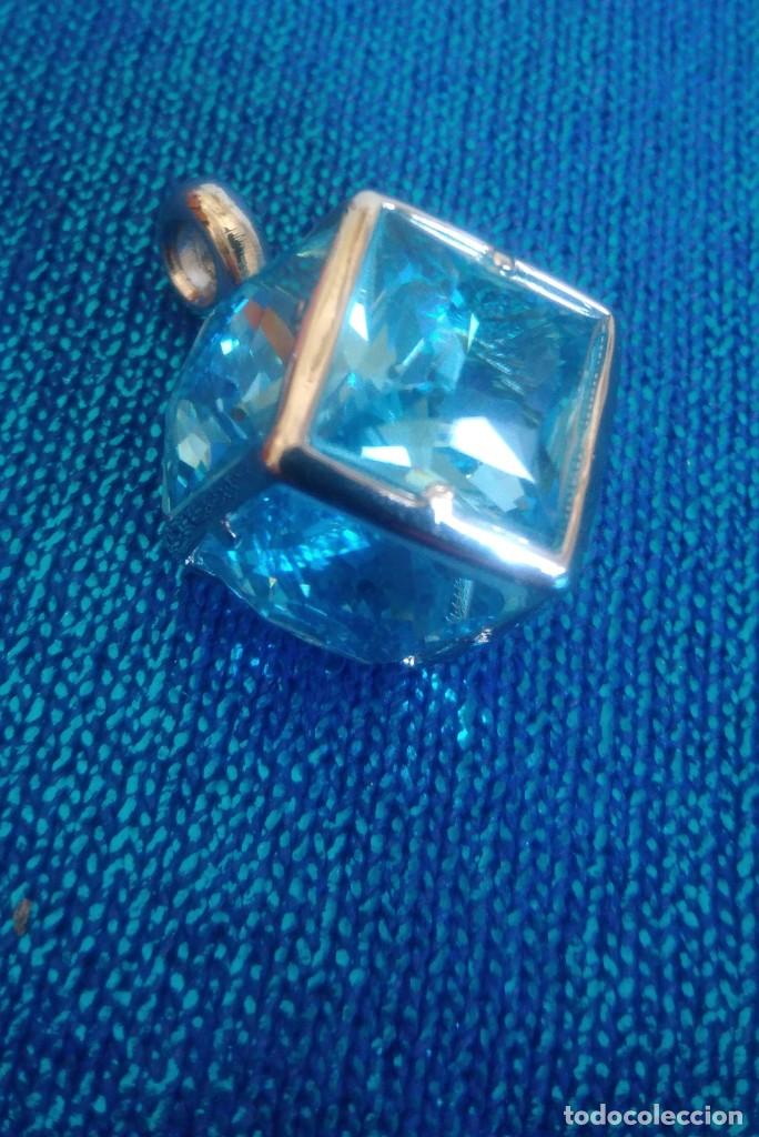 Schmuck: COLGANTE PLATEADO Y CRISTAL AZUL C&Uacute;BICO