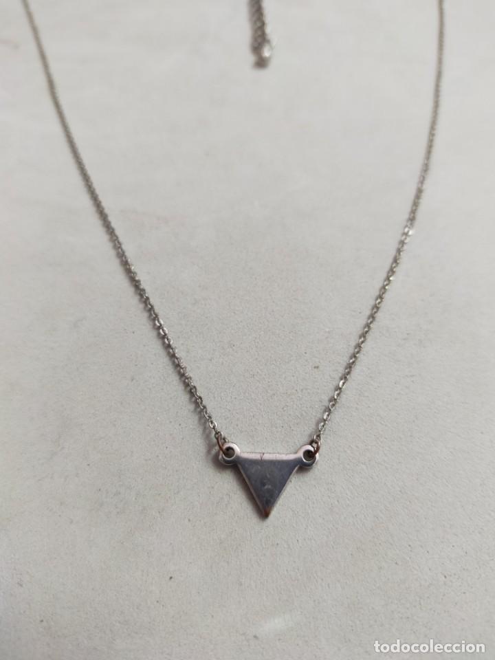 Joyeria: CADENA DE METAL PLATEADO CON COLGANTE EN FORMA DE TRAINGULO - Foto 2