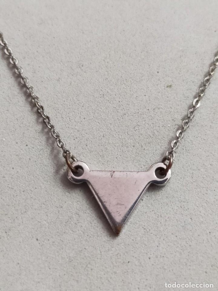 Joyeria: CADENA DE METAL PLATEADO CON COLGANTE EN FORMA DE TRAINGULO - Foto 3