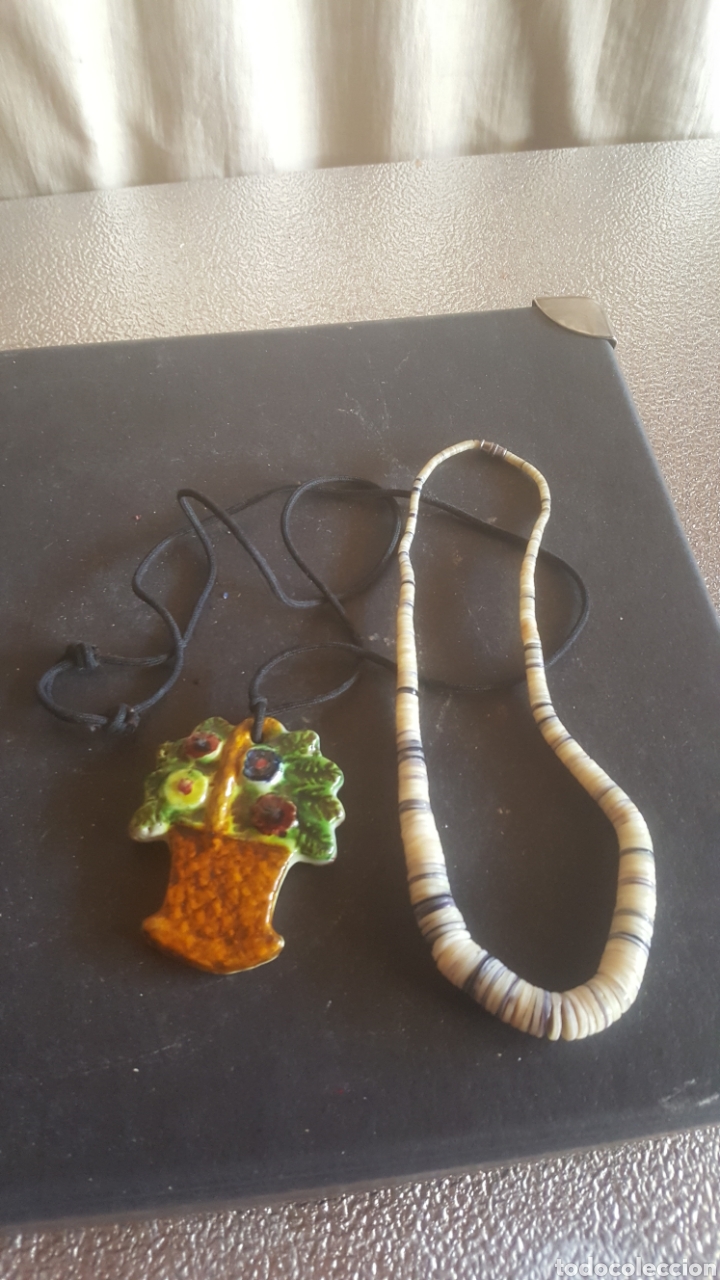 Joaillerie: Colgante de ceramica y collar de plaquitas de nacar