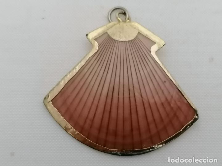Joalharia: COLGANTE CONCHA PLANA, BORDES DORADOS, MEDIDAS 4,5 X 4 CM