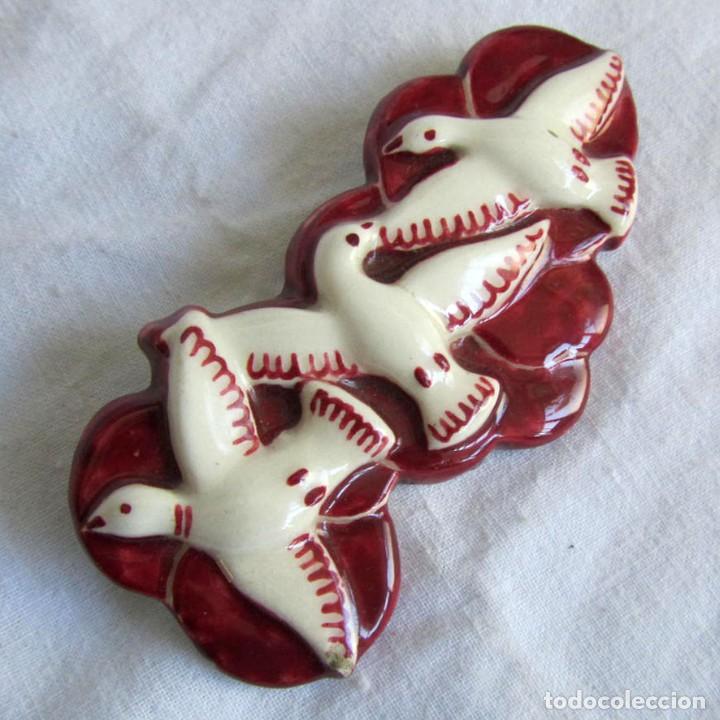 Joyeria: Broche de cer&aacute;mica vidriada con palomas en relieve - Foto 1