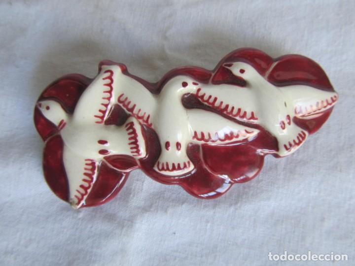 Joyeria: Broche de cer&aacute;mica vidriada con palomas en relieve - Foto 2