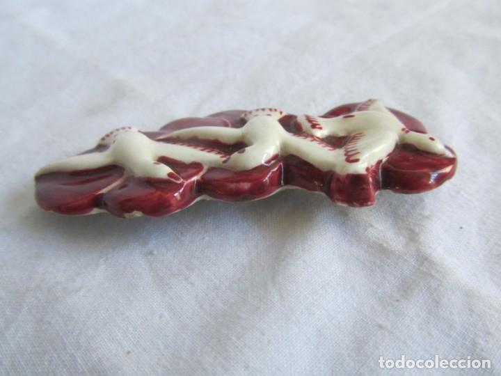 Joyeria: Broche de cer&aacute;mica vidriada con palomas en relieve - Foto 3