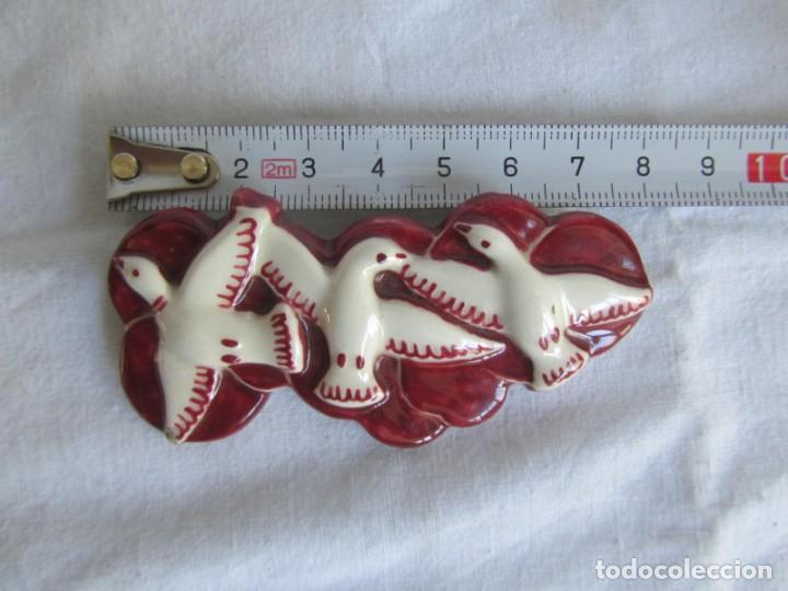 Joyeria: Broche de cer&aacute;mica vidriada con palomas en relieve - Foto 6