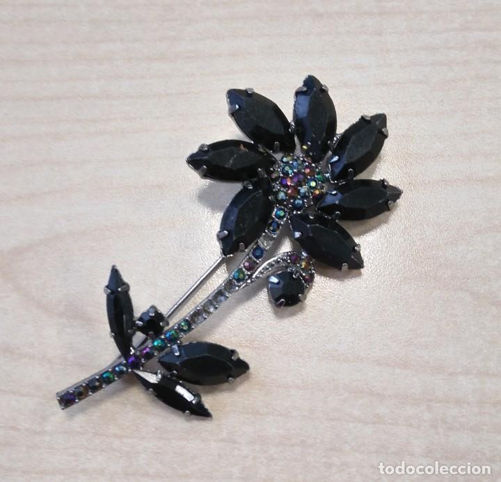 Schmuck: BISUTERIA - ALFILER - FLOR NEGRA CON INCRUSTACIONES .