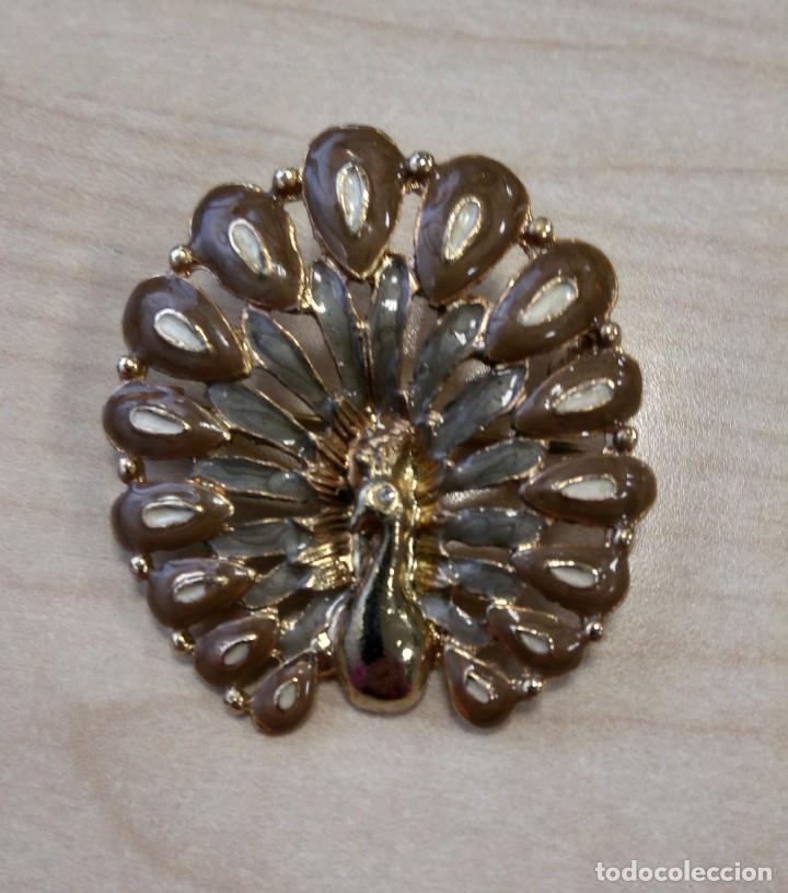 Schmuck: BISUTERIA - ALFILER DORADO DE PAVO REAL CON INCRUSTACIONES.