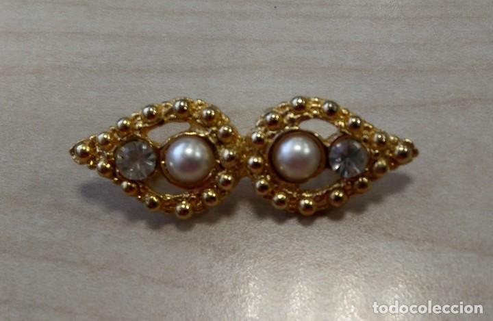 Schmuck: BISUTERIA - ALFILER DORADO CON INCRUSTACIONES.