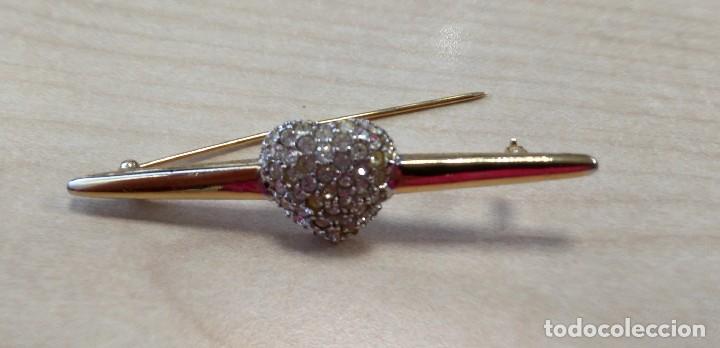 Schmuck: BISUTERIA - ALFILER DORADO, FORMA DE CORAZON CON INCRUSTACIONES BLANCAS.