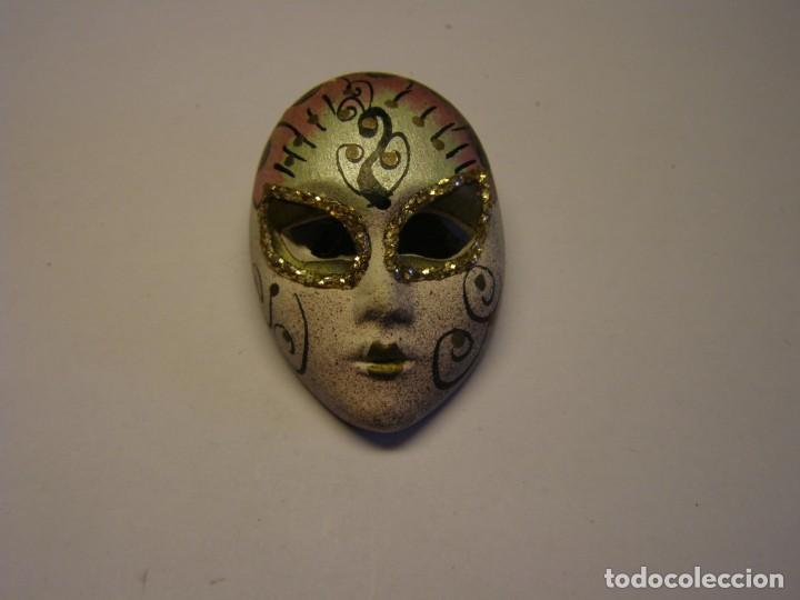 Schmuck: Aguja broche de porcelana, m&aacute;scara de carnaval, decorada a mano.