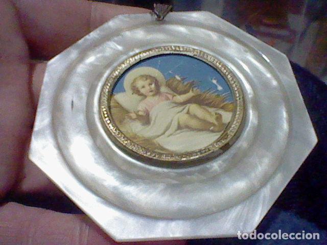 Joyeria: MEDALLON NACIMIENTO NI&Ntilde;O JESVS PAPEL LAMINA NACARINA PLASTICO 8 CMS ALTO LEER TEXTO