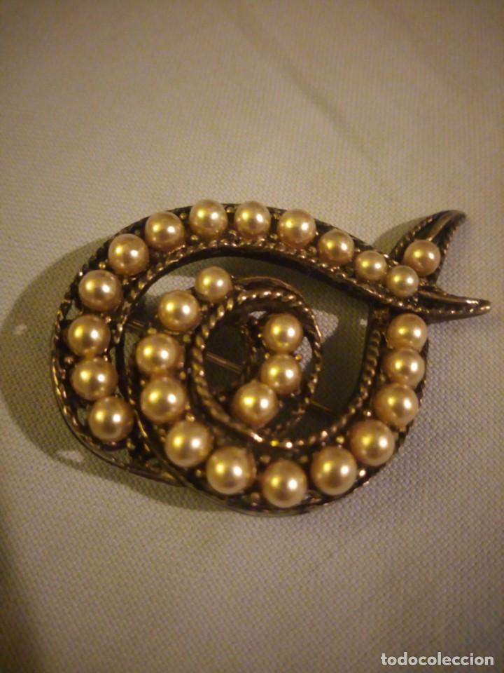 Joyeria: Antiguo broche de metal plateado con perlas. - Foto 1