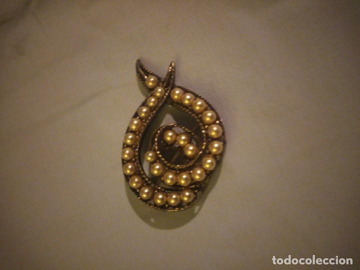 Joyeria: Antiguo broche de metal plateado con perlas. - Foto 2