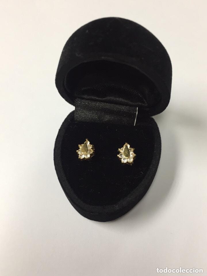 Joyeria: Pendientes en su caja con firma gora chapados oro y circo iras blancas
