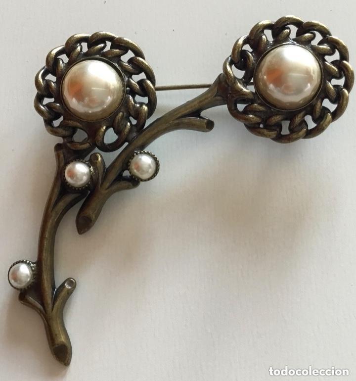 Joyeria: BROCHE DE METAL VINTAGE CON PERLAS - Foto 3