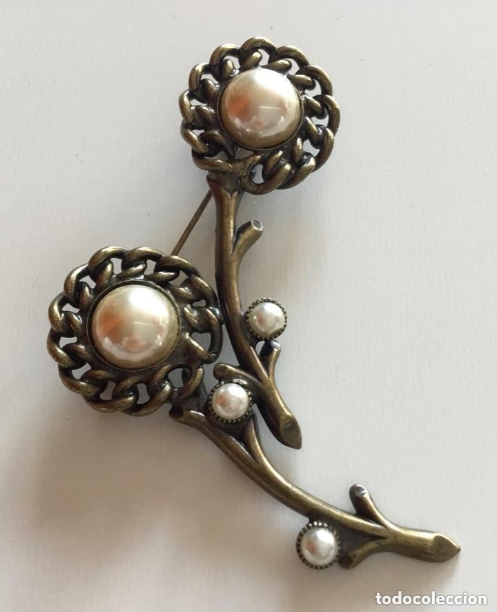 Joyeria: BROCHE DE METAL VINTAGE CON PERLAS - Foto 4