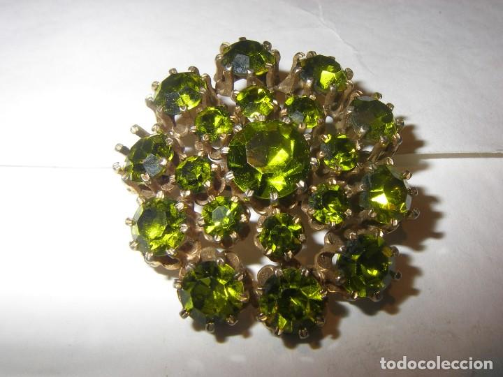Gioielleria: Bonito broche de bisuter&iacute;a, con cristales tallados de tono verde olivino.