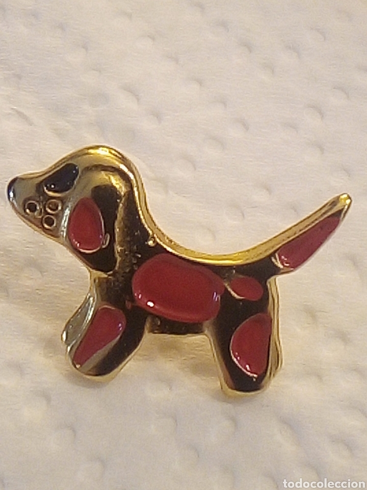 Joyeria: Precioso y elegante Insignia dorada y esmaltada rastreator