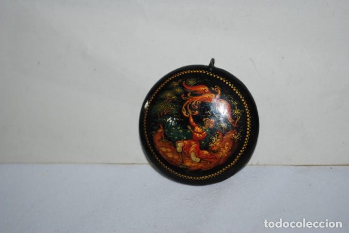 Schmuck: ANTIGUO COLGANTE , CON MOTIVOS ROMANTICO .