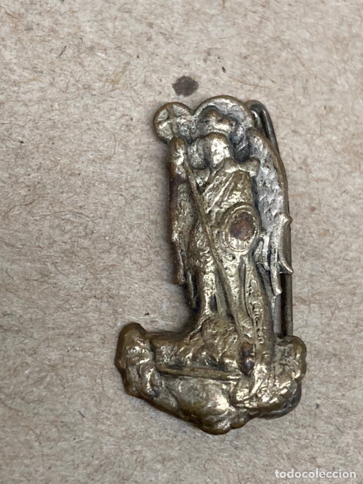 Joyeria: Broche religioso de metal antiguo - Foto 1