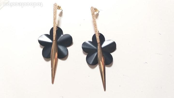 Joyeria: PENDIENTES ALARGADOS. FLOR. DORADO Y NEGRO - Foto 2