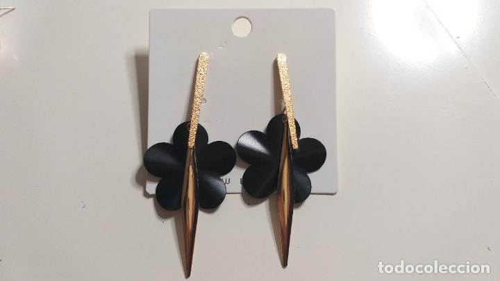 Joyeria: PENDIENTES ALARGADOS. FLOR. DORADO Y NEGRO - Foto 3