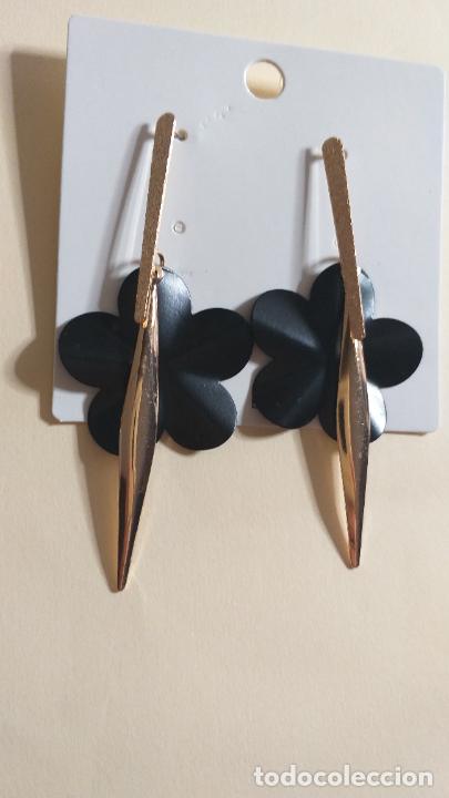Joyeria: PENDIENTES ALARGADOS. FLOR. DORADO Y NEGRO - Foto 4