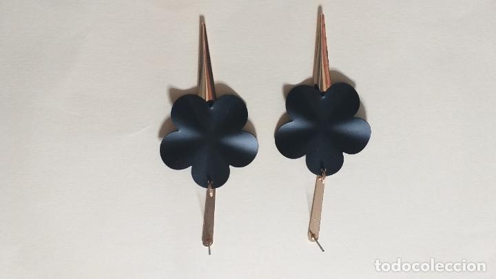 Joyeria: PENDIENTES ALARGADOS. FLOR. DORADO Y NEGRO - Foto 5