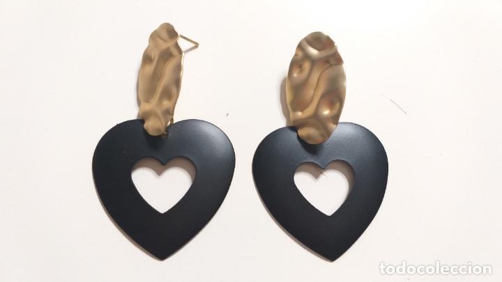 Joyeria: PENDIENTES ALARGADOS. CORAZON. DORADO Y NEGRO - Foto 2