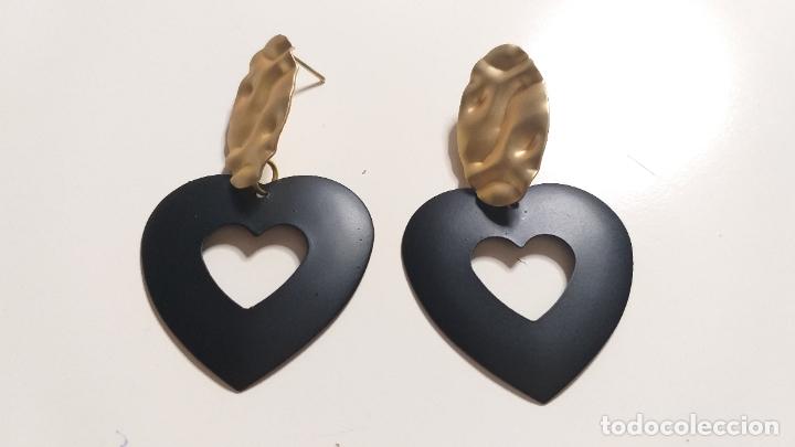 Joyeria: PENDIENTES ALARGADOS. CORAZON. DORADO Y NEGRO - Foto 3