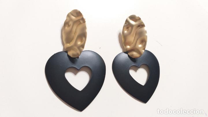 Joyeria: PENDIENTES ALARGADOS. CORAZON. DORADO Y NEGRO - Foto 1