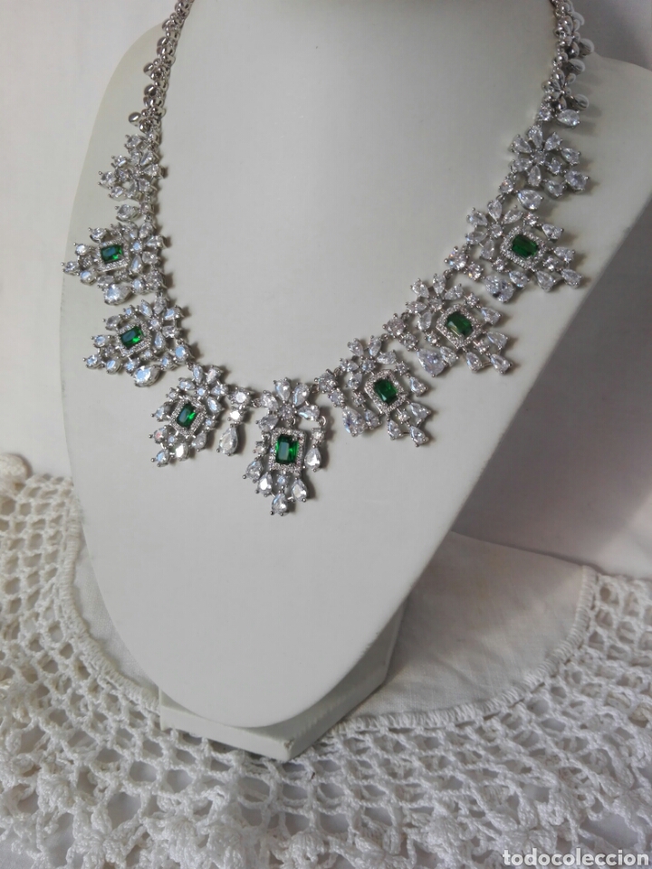 Joyeria: Precioso collar gargantilla de fiesta acabada en oro blanco y símil esmeraldas - Foto 3 - 306619138