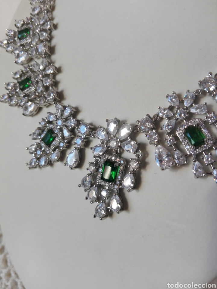 Joyeria: Precioso collar gargantilla de fiesta acabada en oro blanco y símil esmeraldas - Foto 2 - 306619138