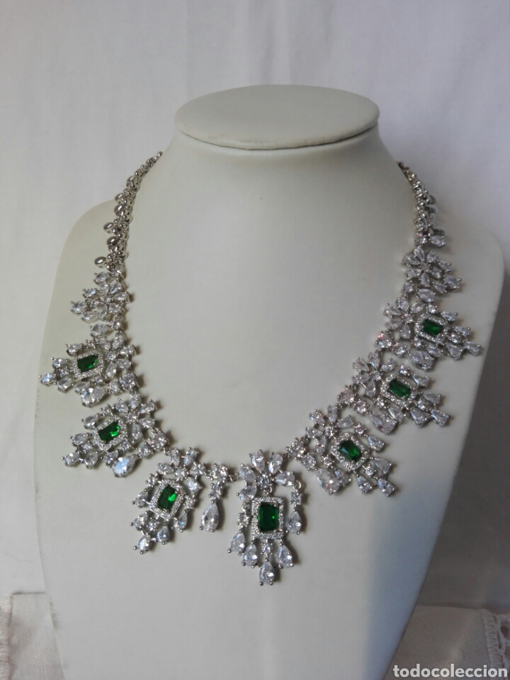 Joyeria: Precioso collar gargantilla de fiesta acabada en oro blanco y símil esmeraldas - Foto 4 - 306619138