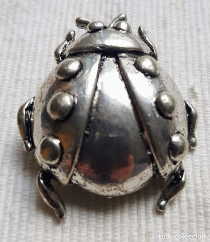 Joaillerie: BROCHE MET&Aacute;LICO PLATEADO MARIQUITA