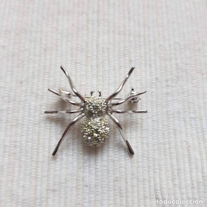 Joaillerie: BROCHE ARA&Ntilde;A MET&Aacute;LICO CON PIEDRAS