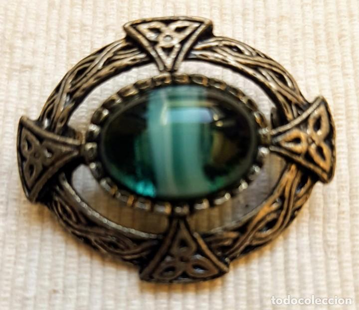 Joaillerie: BROCHE MET&Aacute;LICO OVALADO CON PIEDRA EN EL CENTRO