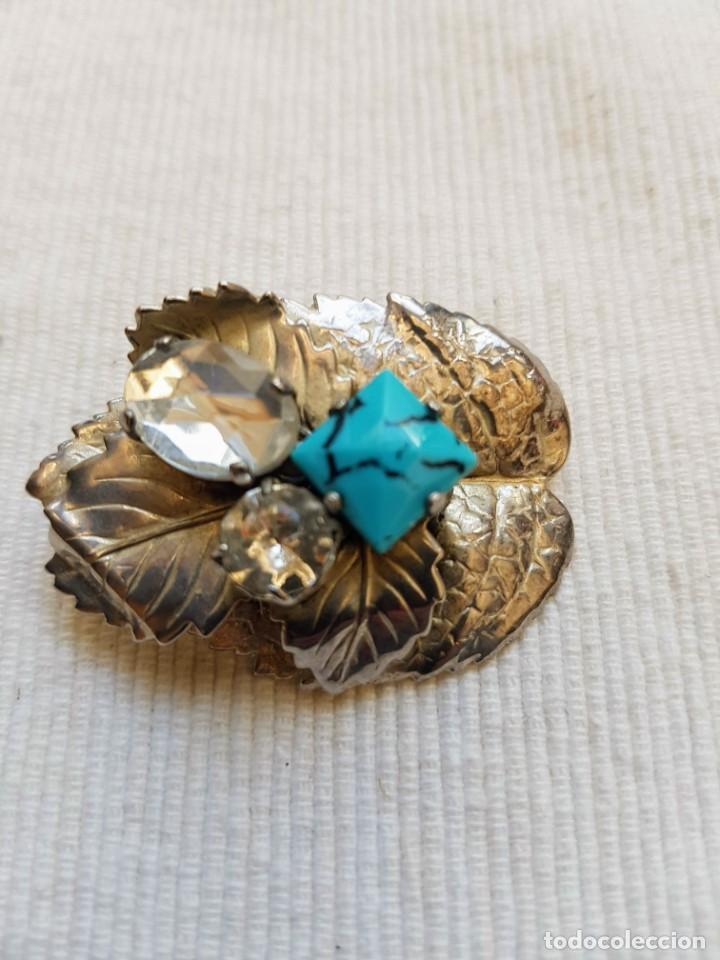 Joaillerie: BROCHE MET&Aacute;LICO PLATEADO HOJA CON PIEDRAS