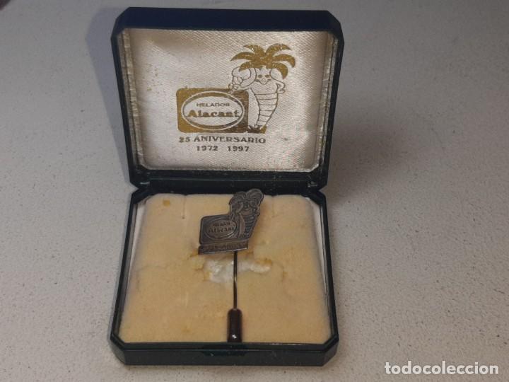 Joalharia: ANTIGUA INSIGNIA BROCHE DE ALFILER EN PLATA 925 - 25 ANIVERSARIO DE HELADOS ALACANT 1972 - 1997