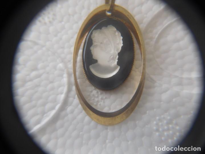 Joalharia: 1 COLGANTE DORADO FONDO NEGRO Y IMAGEN DE MUJER EN NACAR. ( SOBRE )