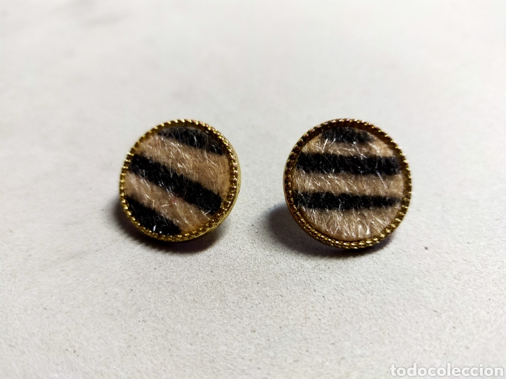Joyeria: PENDIENTES DE METAL DORADO Y PIEL O SIMIL PIEL