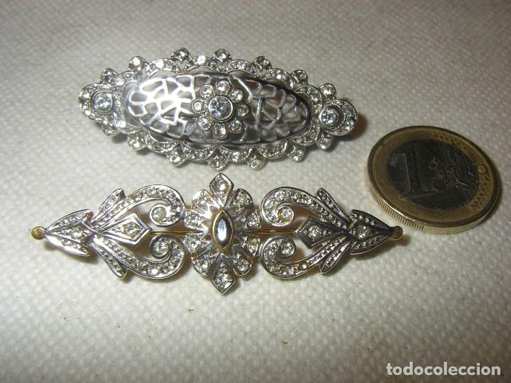 Joyeria: Dos broches de bisuter&iacute;a con pedrer&iacute;a, metal plateado y dorado.